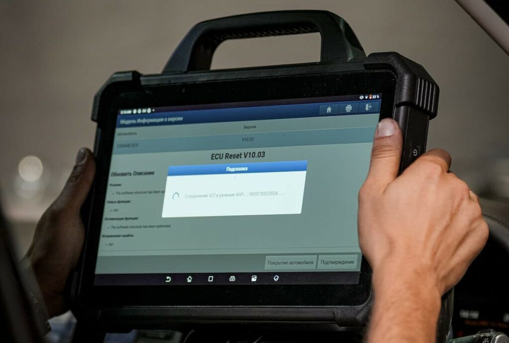 Mecánico trabajando con una tablet en el taller